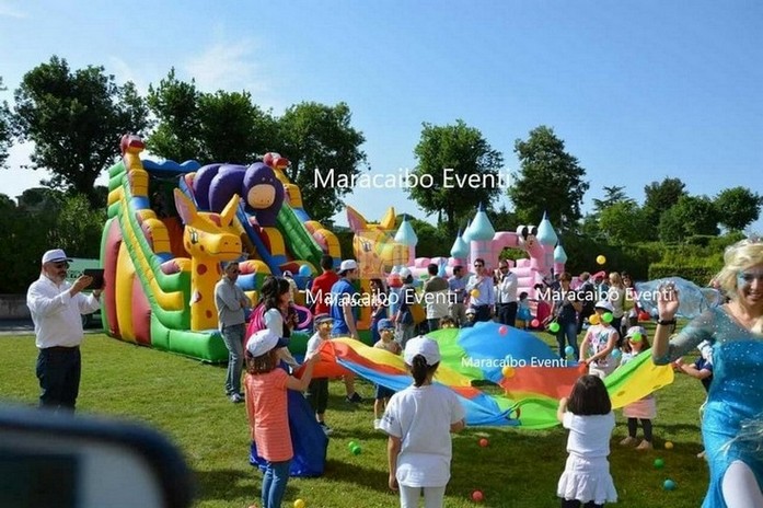 Evento aziendale pubblicità negozio locale centro commerciale festa inaugurazione allestimento animazione giochi gonfiabili