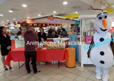 Evento aziendale pubblicità negozio locale centro commerciale festa inaugurazione allestimento zucchero mascotte supermercato Carrefour